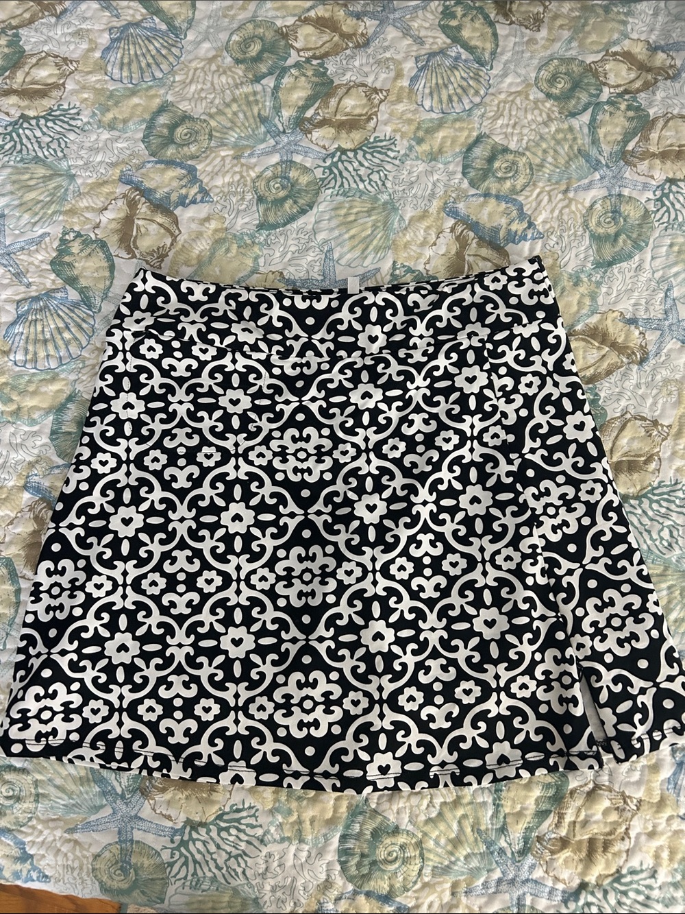 Lulu b Black & White Patterned A-Line Women's Skort